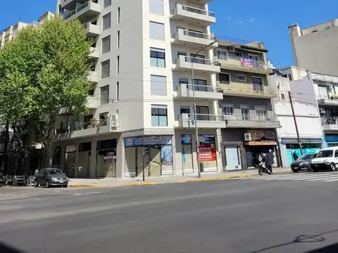Local comercial a estrenar,  114,5 m2 total, esq M. Leguizam