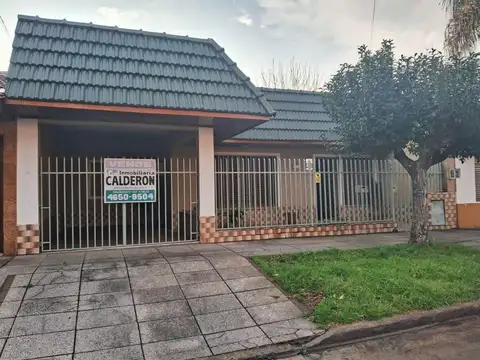 OPORTUNIDAD BAJO EL PRECIO Casa 4 ambientes, en excelente zona apta credito
