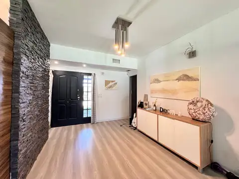 Casa en Alquiler con 2 cocheras