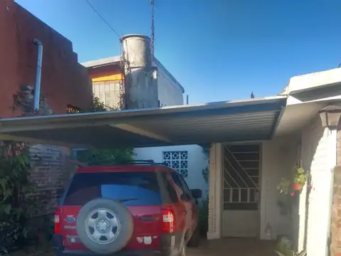 vendo muy buena casa en zarate,calle Pasaje Delta  830,tomo propiedad centrica en parte de pago