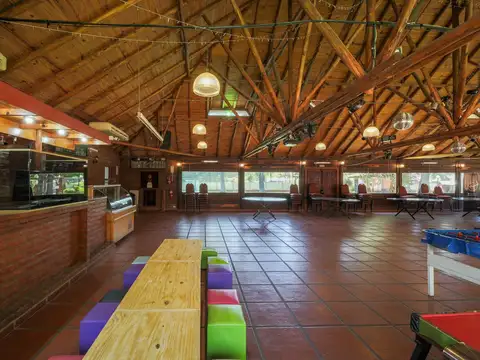 Predio de 1.962 m² con salón de eventos habilitado, quincho, taller y amplios espacios verdes
