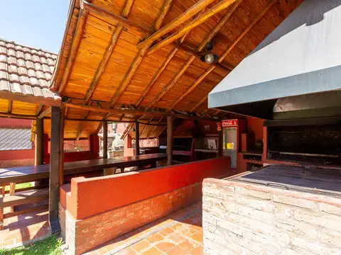 Predio de 1.962 m² con salón de eventos habilitado, quincho, taller y amplios espacios verdes