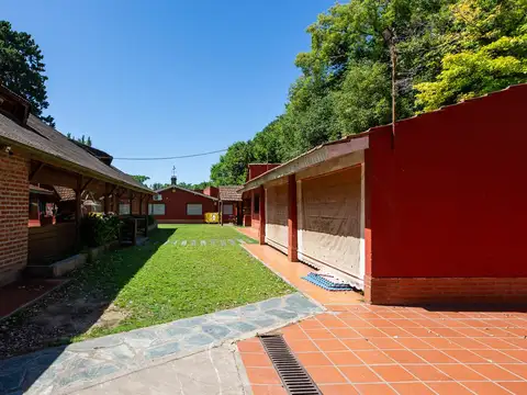 Predio de 1.962 m² con salón de eventos habilitado, quincho, taller y amplios espacios verdes