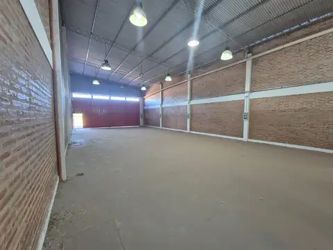 Galpón de mas de 320 mt2 en Alquiler con privados
