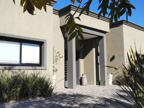 Casa en Venta con 2 cocheras