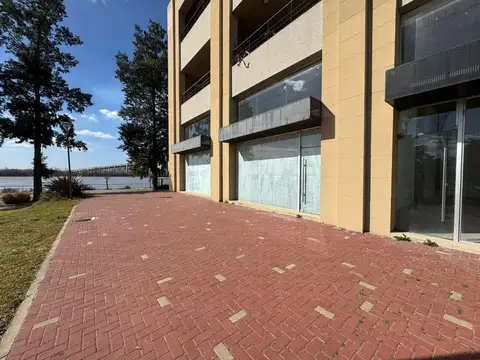Local con vista lateral al río