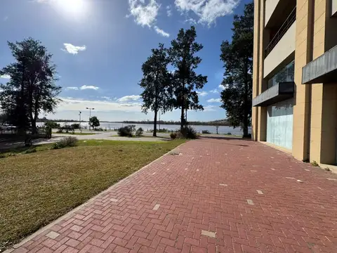 Local con vista lateral al río