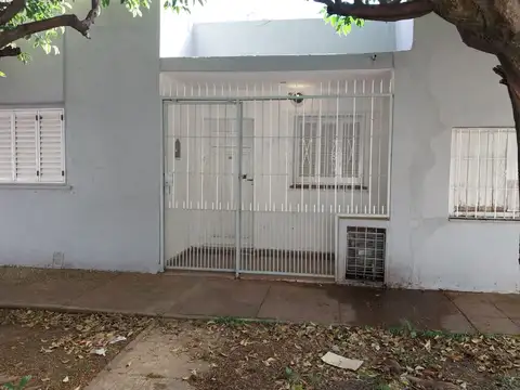 Casa en venta con amplio lote y fondo libre – Apta financiación – Merlo