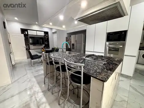 Casa en Venta con 2 cocheras