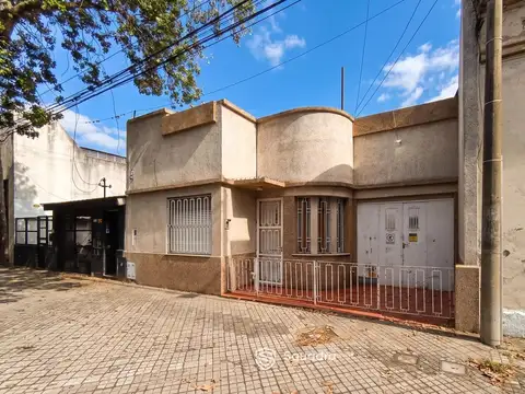 VENTA - Casa 2 Dormitorios, con cochera - Barrio Echesortu, Rosario.