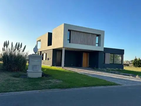 Casa en venta - 5 Dormitorios 5 Baños - San Vicente