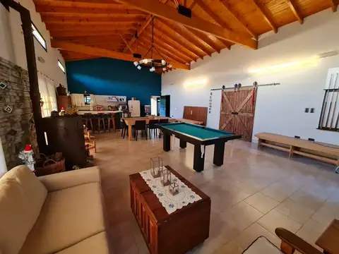 Casa 4 ambientes con 2 baños