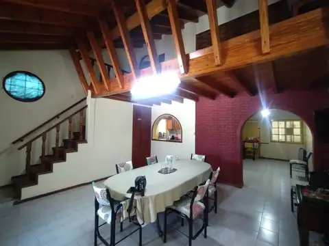 Casa 6 ambientes con 2 baños