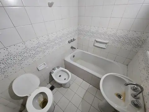 DOS AMBINETES Y MEDIO CON BALCÓN, EXCELENTE UBICACIÓN