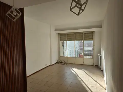 DOS AMBINETES Y MEDIO CON BALCÓN, EXCELENTE UBICACIÓN