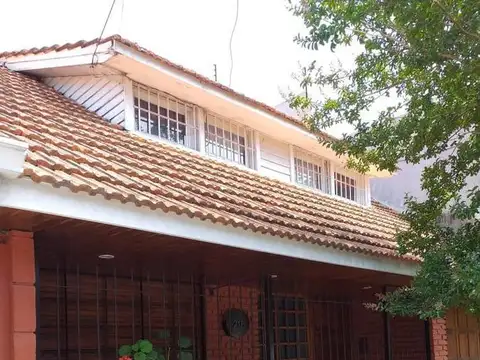 Casa  en venta - 2 dormitorios 2 baños - 190mts2 - Bernal