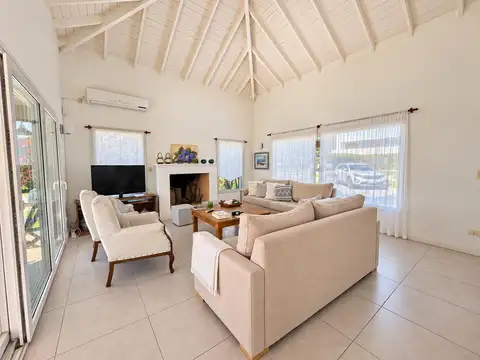 Casa 4 ambientes con 2 baños