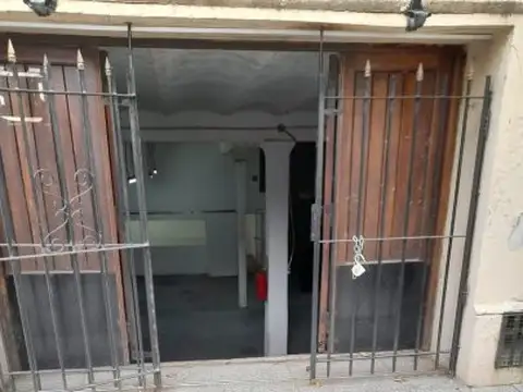 BOEDO, DEPOSITO , A LA CALLE, CON SOTANO,LUZ TRIFASICA,OFICCE,Y BAÑO,, BUENAS CONDICIONES DE IN...