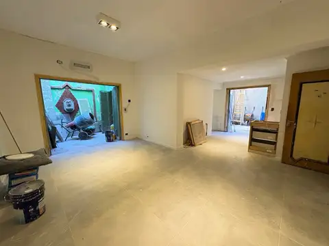 Venta Dpto de pasillo reciclado de dos dormitorios con patio y terraza