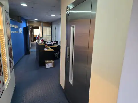 Oficina en Alquiler con 5 cocheras