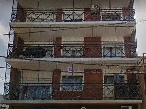 Departamento de 4 ambientes al frente en primer piso con patio y balcón