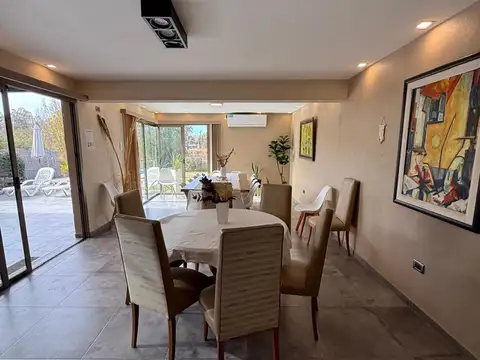 Casa en Venta con 2 cocheras