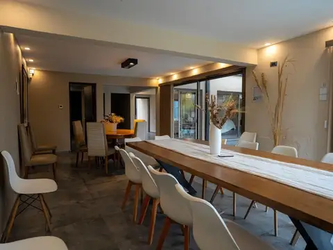 Casa 8 ambientes con 3 baños