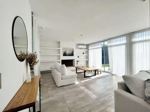 Casa en Venta con 3 cocheras