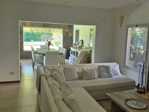 Casa 6 ambientes con 3 baños