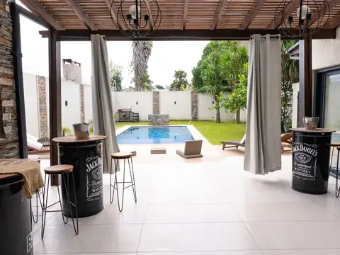 Casa en Venta con 3 cocheras