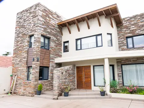 Chalet 5 amb. quincho, parque y piscina - A. Roffo y Av. Constitucion