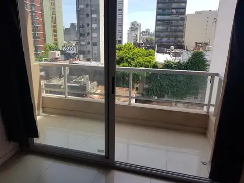Muy buen departamento monoambiente con balcon.-