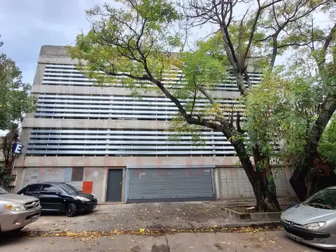 ALQUILER DE CÓMODA COCHERA EN SEGUNDO PISO EN QUILMES CENTRO.