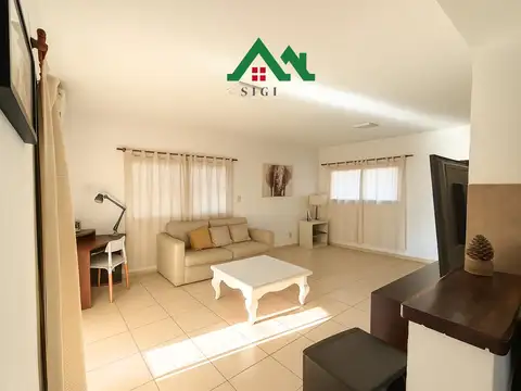 Casa en venta en Villa Catalina – 2 dormitorios, galería con asador y cochera,  APTO CRÉDITO