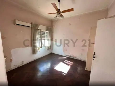 VENTA DE CASA 3 AMBIENTES, GARAJE, PATIO, EN MORÓN