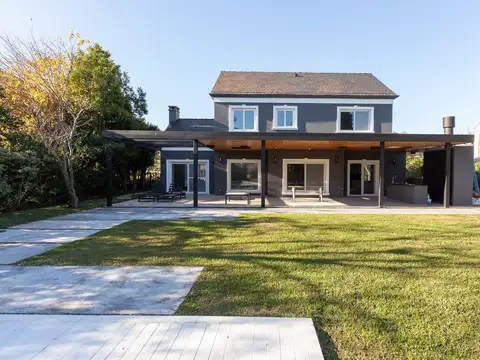 Casa en Venta con 2 cocheras