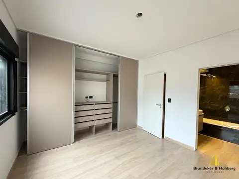 Tríplex a estrenar con Jardín y Doble cochera – Confort y Estilo en Cada Rincón