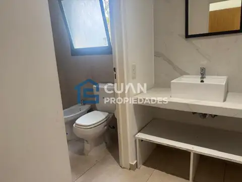 Casa en Alquiler con 2 cocheras