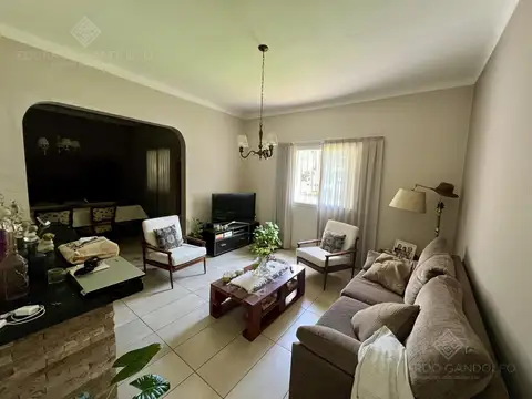 Casa 6 ambientes con 2 baños