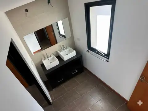 Casa 4 ambientes con 2 baños