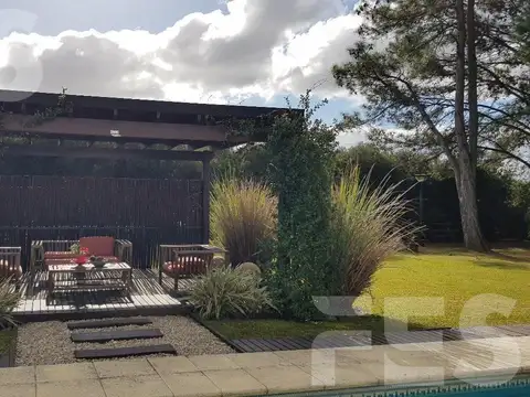 Casa 8 ambientes con 3 baños