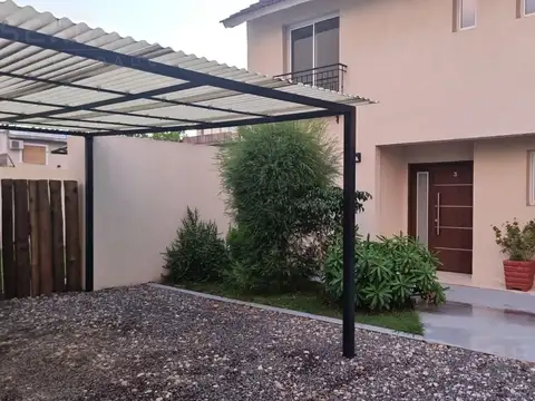 Venta Tríplex a estrenar 6 ambientes jardín en L , parrilla , dos cocheras en Tigre