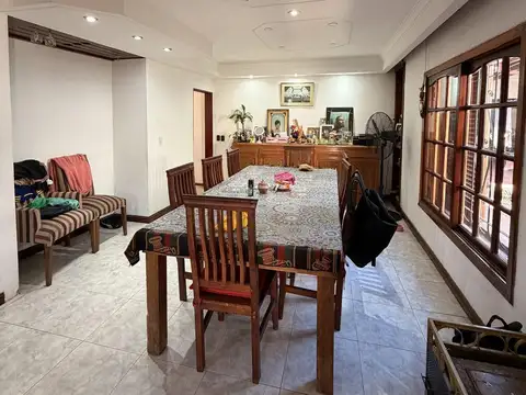 Casa en Venta con 3 cocheras
