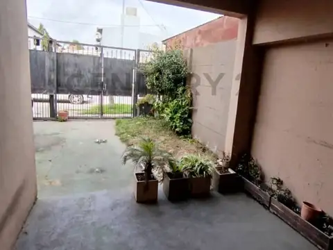 CASA DUPLEX EN VENTA. BERISSO