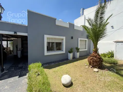 Venta Casa Seis Ambientes Castelar Patio Jardin Cochera Pileta Parrilla Terraza