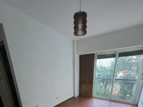 Venta. departamento 2 ambientes. Mercedes 200. Floresta.