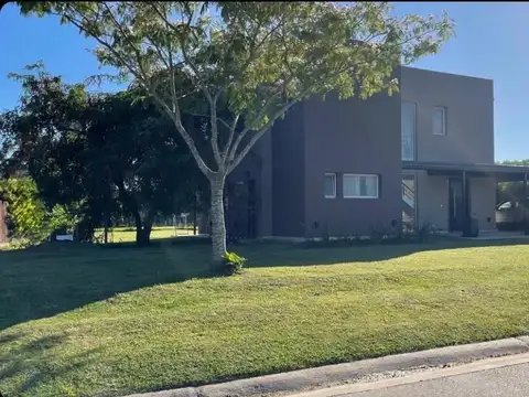 Casa en Alquiler con 2 cocheras