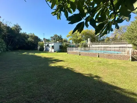 VENTA - CASA 2 DORMITORIOS CON PILETA Y PARQUIZADO - PUEBLO ESTHER.