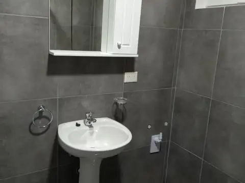 Moderna cabaña de dos ambientes, en una planta, con retiro al frente.