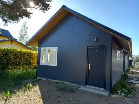 Moderna cabaña de dos ambientes, en una planta, con retiro al frente.